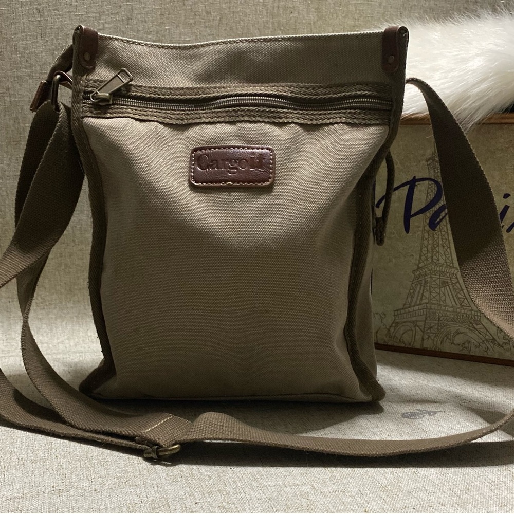 Cargoit Tan Messenger Bag with Adjustable Strap and Durable Design